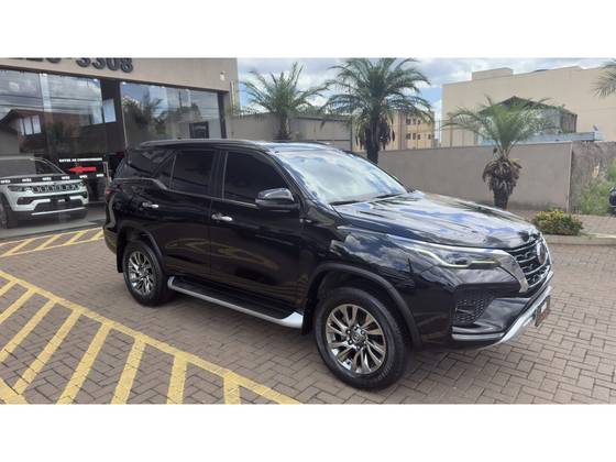 TOYOTA HILUX SW4 2.8 D-4D TURBO DIESEL SRX 7L 4X4 AUTOMÁTICO